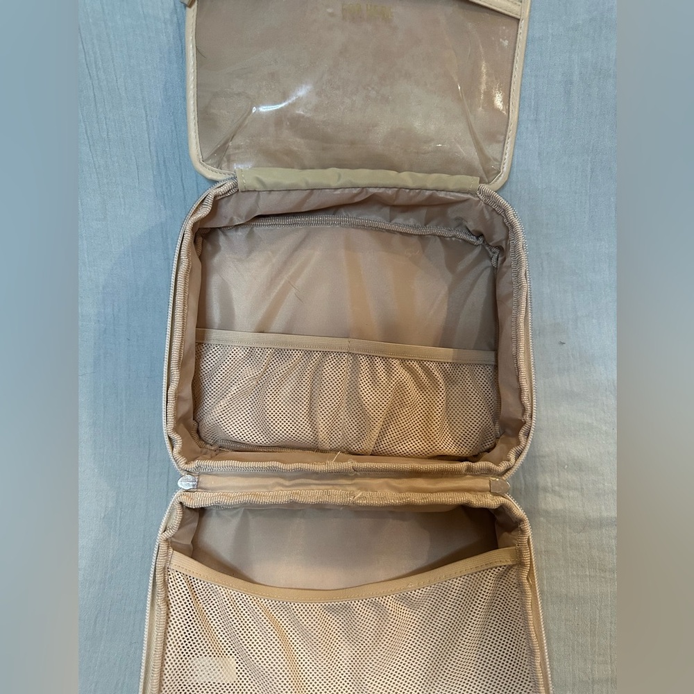 The Hanging Cosmetic Case - Picture 7 of 10